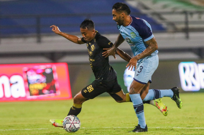 SIAP KERJA KERAS: Kushedya Hari Yudo (kanan) masuk starting eleven saat Arema FC bersua Persela Lamongan, Selasa lalu (1/2). Di laga nanti malam, kemungkinan besar dia juga akan masuk line-up tim. (Riana Setiawan / Jawa Pos)
