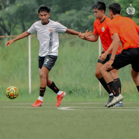 TAMBAHAN AMUNISI: Rafli Mursalim (kiri) pemain muda Persija Jakarta sudah dipanggil untuk bergabung dengan rekan-rekannya di Bali. (Instagram Persija Jakarta)