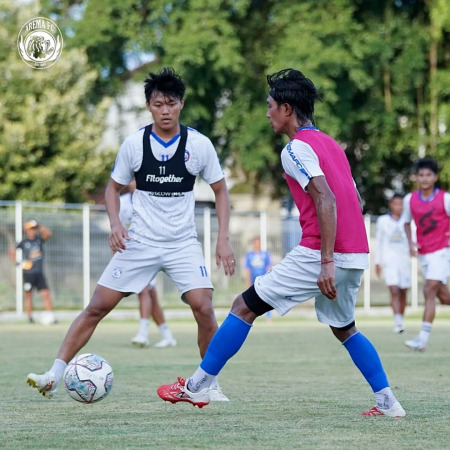 PUNYA KENANGAN: Feby Eka Putra (kiri) bersama Johan Ahmat Farisi saat berlatih di Bali. Keduanya sama-sama pernah membela Persija Jakarta. (Media Officer Arema FC For Radar Malang)