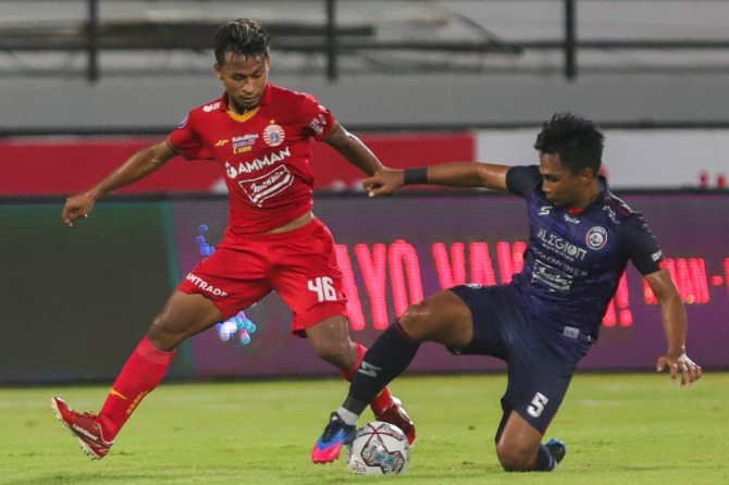 HARUS KONSISTEN: Bagas Adi Nugroho (kanan) mencoba menghalau pergerakan dari pemain Persija Osvaldo Haay.  Di sisa 9 laga BRI Liga 1, skuad Arema FC harus mampu tampil impresif. (Riana Setiawan / Jawa Pos)