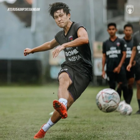 SIAP FIGHT: Selain barisan penyerang, kemampuan shooting gelandang Persita asal Korea Selatan Bae Sin Yeong juga terus diasah. (Instagram Persita Tangerang)