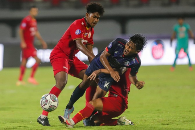 HARUS KONSISTEN: Jayus Hariono (tengah) diapit dua penggawa Persija Jakarta, beberapa waktu lalu. Di sisa 10 laga, dia dan pemain Arema FC lainnya wajib tampil lebih maksimal. (Riana Setiawan / Jawa Pos)