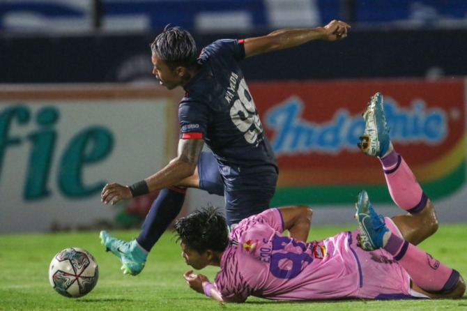 WAJIB MENANG: Kushedya Hari Yudo berebut bola dengan pemain Persita Edo Febriansyah, di laga putaran pertama, Oktober 2021 lalu. Saat itu, kedua tim bermain imbang 2-2. (Riana Setiawan / Jawa Pos)