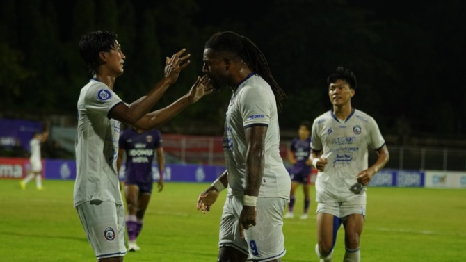 CATATKAN BRACE: Carlos Fortes bersama Jhon Alfarizi (kiri) melakukan selebrasi setelah mencetak gol ke gawang Persita Tangerang di menit ke-45 babak pertama, Selasa malam (15/2/2022). (Media Officer Arema FC For Radar Malang)
