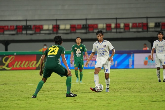 KERAP DIPERCAYA: Jayus Hariono (kanan) saat turun di laga kontra Persebaya Surabaya, Rabu malam (23/2/2022). (Media Officer Arema FC ForRadar Malang)