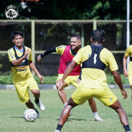 LUPAKAN HASIL MINOR: Pemain-pemain Arema FC mulai melakukan persiapan intensif untuk laga Minggu nanti (27/2/2022). ( Media Officer Arema FC For Radar Malang)