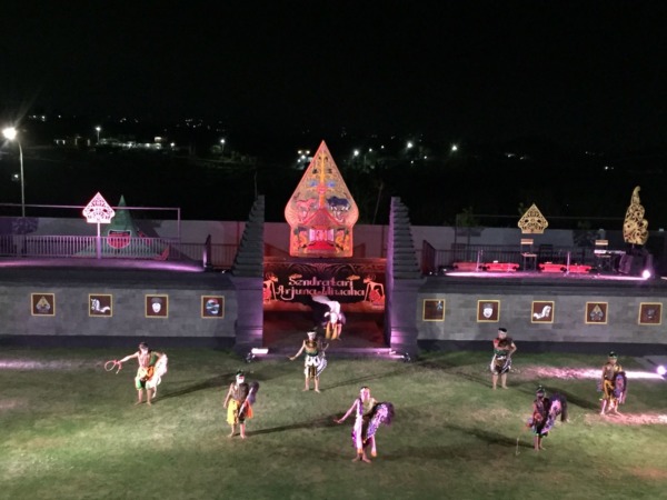 LESTARIKAN BUDAYA: Penampilan Sendra Tari Arjuna Wiwaha di ajang pementasan perdana drama tari Padang Bulan pada Rabu malam (16/2/2022). ((Afifah/Radar Malang)