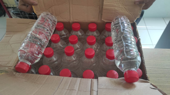 TEMUAN: Puluhan botol arak bali yang berhasil disita petugas bea dan cukai di sebuah gudang ekspedisi di Jalan Tenga Kota Malang. (Kantor Bea Cukai Tipe Madya Malang  for Radar Malang)