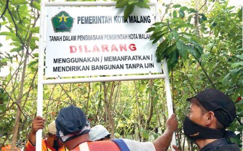 TERUS DIKEBUT: Akhir Desember 2021 lalu, Pemkot Malang melakukan pemasangan papan aset di tujuh rumah dinas di Jalan Bondowoso. (darmono/radar malang)