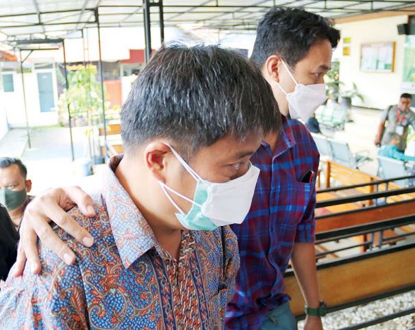 ILUSTRASI: Bos Sekolah Selamat Pagi Indonesia (SPI) Kota Batu Julianto Eka Putra tiba di Pengadilan Negeri Malang saat akan menjalani sidang perdana kasus pelecehan seksual pada (16/2/2022) lalu. (Suharto/Radar Malang)