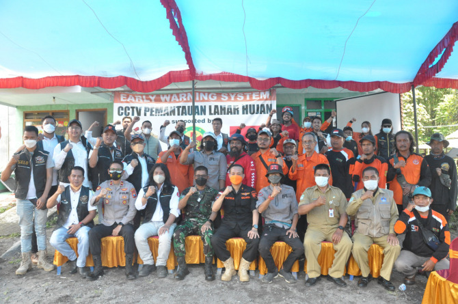 PEDULI: Acara penyerahan bantuan sarana pendukung  keperluan Early Warning System (EWS) di kawasan rawan bencana Gunung Semeru oleh Komunitas Harley Davidson Club Indonesia (HDCI) kepada  Relawan Kaki Gunung Semeru, di Dusun Kajar Kuning, Sumberwuluh, Lum