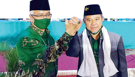 AMANAH LIMA TAHUN: KH Isroqunnajah (kiri) bersama KH Saifuddin Zuhri usai pemilihan Ketua  PCNU Kota Malang di Universitas Widyagama tadi malam. (BIYAN MUZAKKI/RADAR MALANG)