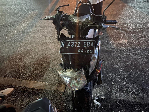 RUSAK PARAH:  Kondisi sepeda motor Honda Beat (N 4372 EBA) yang dikemudian oleh Waristo, warga Desa Sumbersuko, RT 10, RW 01, Dampit, Malang berboncengan dengan  Su’in (50) warga Desa Lambangsari, RT 45, RW 07, Dampit, Malang. (hanif/radar malang)