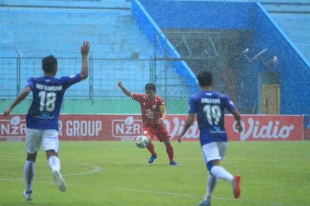 aga NZR Sumbersari FC melawan Farmel FC, Rabu kemarin (9/2)