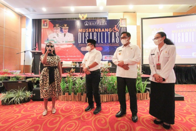 PUNYA HAK SAMA: Dari kanan, Kepala Bappeda Kota Malang Dwi Rahayu, Wakil Wali Kota Malang Sofyan Edi Jarwoko, Wali Kota Malang Drs Sutiaji tengah menyaksikan perform salah satu peserta disabilitas (tuna netra) di acara Musrebang Disabilitas, di Hotel Atri