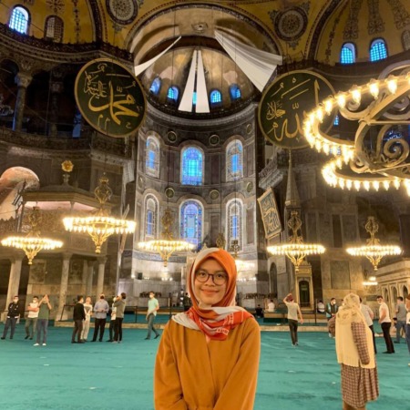 BERKESAN: Nisrina menikmati suasana di depan masjid Hagia Sophia di sela-sela waktunya kuliah di Turki beberapa waktu lalu. (ist)