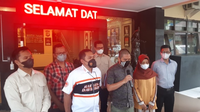 MOHON MAAF: Reza Fat Adrian-Si Pelancong Covid-19 (pegang mik) bersama istrinya Anggi Okta Wiranti,  saat menyampaikan secara terbuka permintaan maafnya kepada publik atas perbuatan yang Ia lakukan sehingga membuat kegaduhan dan merugikan banyak orang, Ka