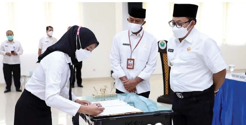 NAKES PILIHAN: Wali Kota Malang Sutiaji saat melantik 96 nakes berstatus PPPK formasi tahun 2021 kemarin (9/2). (Aditya Novrian/Radar Malang)