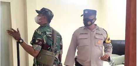 TAK BERIZIN: Petugas Koramil dan Polsek Kedungkandang memeriksa salah satu kamar kos yang sebelumnya digunakan untuk praktik prostitusi. (satpol pp kota malang for radar malang)