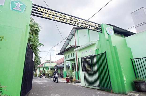 DITOLAK WARGA: Sanggar Kegiatan Bersama (SKB) di Kecamatan Blimbing yang sedianya untuk tempat isolasi terpusat pasien Covid-19 ditolak oleh warga karena dianggap memicu keresahan. (Suharto/ Radar Malang)