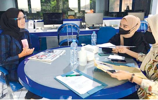 TES WAWASAN JURNALISTIK: Aliyah Balqisa Naura (kiri), salah satu peserta Duta Hijab Radar Malang mengikuti sesi wawancara tertutup kemarin siang (5/2). Total ada 60 peserta yang kemarin mengikuti tes lanjutan itu. (mardi sampurno/radar malang)