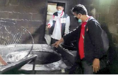 LOKASI MENINGGAL: Polisi melihat penggorengan kerupuk di Dusun Krajan, Desa Sukonolo, Kecamatan Bululawang, yang menjadi tempat meninggalnya Satuki. (Polres Malang For Radar Malang)