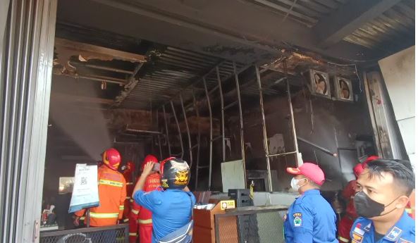 PEMADAMAN: Petugas PMK Kota  Malang sedang  memadamkan korbran apai di Waroeng Steak And Shake. (suharto/radar malang)