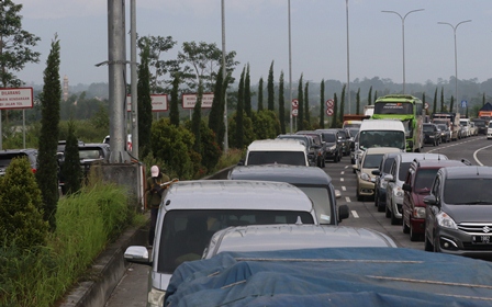 MULAI PADAT: Arus lalu lintas di exit Singosari (Kabupaten Malang) mulai ramai, awal Maret lalu. Awal pandemi Covid-19 2020 lalu, volume kendaraan rendah