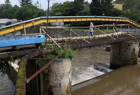 Jembatan Sengkaling yang runtuh akibat banjir akhir 2021 lalu belum diperbaiki.