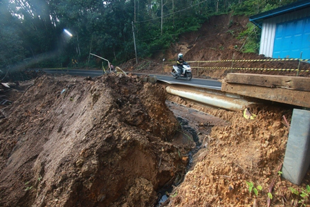 SIAP PAKAI: Ruas Jalan Giripurno-Karangploso sudah mulai tahap finishing, diperkirakan sebelum tanggal 24/12 siap untuk dilewati kendaraan roda empat.