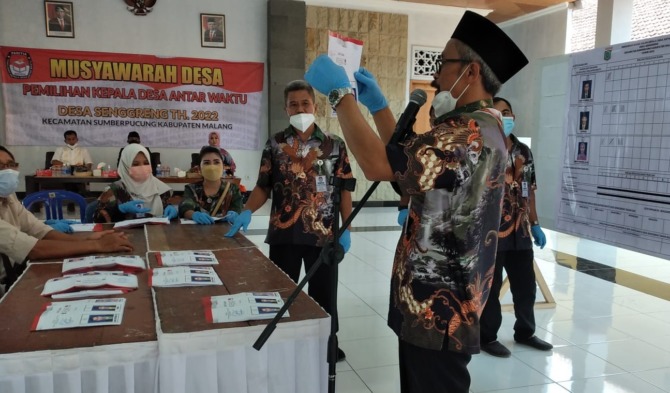 TANPA KONFLIK: Proses penghitungan suara hasil Pilkades PAW di Desa Senggreng, Kecamatan Sumberpucung, kemarin.  