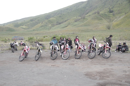 JAGA EKOSISTEM: Wisatawan Bromo melintasi kawasan Savana menggunakan motor trail, kemarin (18/3). Kawasan ini akan dipagari agar tidak ada pengunjung melintasi area hijau.