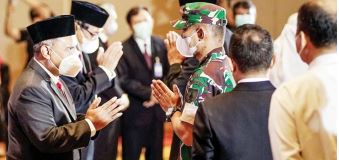 TUGAS BARU: Samsun Hadi (kiri) menerima ucapan selamat setelah dikukuhkan menjadi kepala Bank Indonesia Kantor Perwakilan Malang diHotel Grand Mercure Malang Mirama kemarin (21/3). (HUMAS PEMKOT MALANG FOR RADAR MALANG)