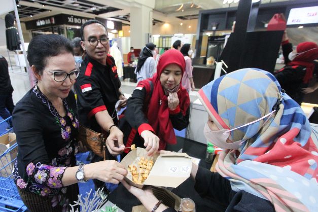 PEMRAKARSA: President IMA Chapter Malang Kurniawan Muhammad (dua dari kiri) bersama Mall Director Matos Fifi Trisjanti (kiri) dan Ketua Panitia Small Business Expo 2022 Novi Tasudo (tiga dari kiri) sedang melihat salah satu produk yang digelar pelaku UMKM