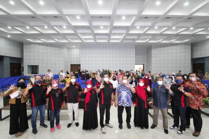 UMKM NAIK KELAS: Para pengurus IMA Chapter Malang bersama Inbistek Universitas Negeri Malang dan pelaku UMKM di rangkaian acara Bootcamp PlaNet UMKM, Sabtu (12/3/2022). 	(IMA CHAPTER MALANG FOR RADAR MALANG)