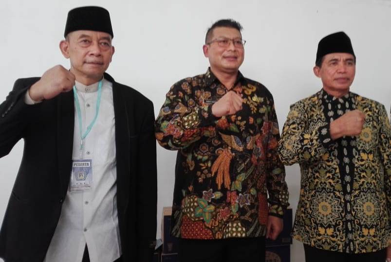 KETUA BARU: Dari kiri, Ketua Umum Koperasi SAE Pujon HM Ni’am Shofi, Wakil Bupati Malang Didik Gatot Subroto dan ketua umum yang lama H Abdi Swasono di acara  Rapat Anggota Tahunan (RAT) yang digelar Kamis lalu (10/3/2022).