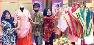 KEAHLIAN KHUSUS: Dari kiri, Herlin Normaningsih, Ujang Adawanto, dan Siti Hapzah Hadiallah saat mengikuti pameran UMKM dalam rangka penyelenggaraan event W-20 di Kota Batu beberapa hari lalu. (ALIFIANI KURNIA RISDIANTI/RADAR MALANG)