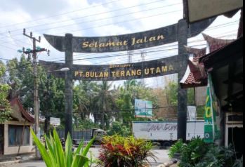 KRISIS AIR: Pasokan air di perumahan padat warga Bumi Mondoroko Raya, Singosari, Kabupaten  Malang tersendat sejak 14 Maret lalu akibat longsor yang terjadi saat hujan deras memutus pipa saluran air. (ist)