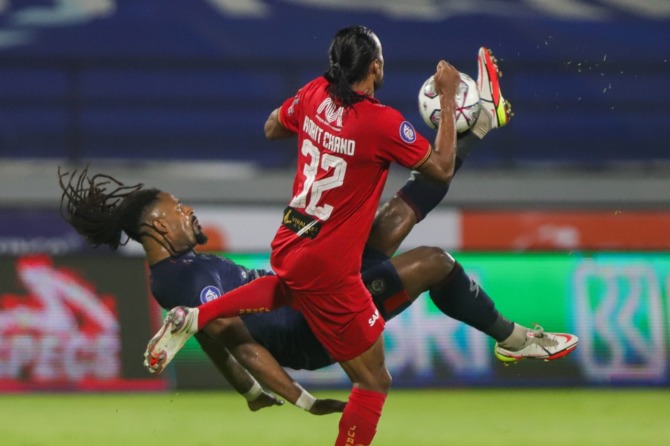 KALI KEDUA: Gol salto dari Carlos Fortes inilah yang diganjar PT Liga Indonesia Baru (LIB) sebagai the best goal di bulan Februari.  (Riana Setiawan / Jawa Pos)