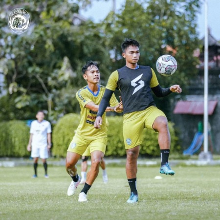 BEBAS DARI HUKUMAN: Bagas Adi Nugroho (kanan) terus menggeber persiapan jelang turun di laga kontra Bali United, besok (15/3/2022). (Media Officer Arema FC For Radar Malang)