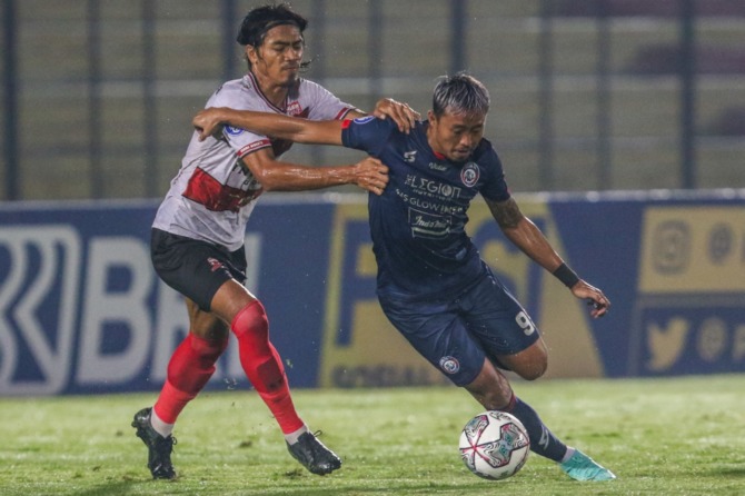 ABSEN LAMA: Kushedya Hari Yudo (kanan) berebut bola dengan pemain Madura United Andika Rama, beberapa waktu lalu. (Riana Setiawan / Jawa Pos)