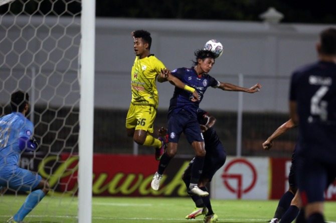 DETERMINASI TINGGI: Johan Ahmat Farisi (kanan) berebut bola dengan pemain Barito Putera Bagas Kaffa, beberapa waktu lalu. Catatan Jhon, sapaan karibnya, di musim ini lebih baik dibandingkan periode Liga 1 sebelumnya. (Haritsah Almudatsir / Jawa Pos)