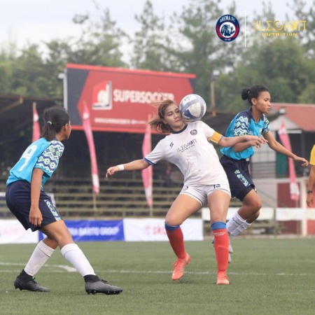 PALING PRODUKTIF: Shafira Ika Putri (tengah) berduel dengan pemain Putri Mataram Sleman, kemarin (22/3). (Media Officer Arema FC Women For Radar Malang)