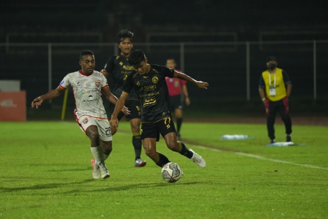 BAKAL ALL-OUT: Genta Alparedo (kanan) turun di laga kontra Borneo FC, beberapa waktu lalu. Di laga nanti malam, dia berharap Arema FC bisa mendapat happy ending. (Media Officer Arema FC For Radar Malang)