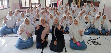 Ketua Insan GenRe Kabupaten Malang, Amilia Dwi Yanti memimpin tim GenRe untuk Goes To School