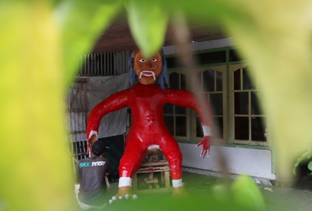 PERSIAPAN: AgusSutris, 32, warga Dukuh Karang Tengah, Desa Glanggang,Pakisaji sedang membuat ogoh-ogoh Buta Kala warna merah dari bahan kertas dan bambu, kemarin (1/3/2022). (Darmono/Radar Malang)