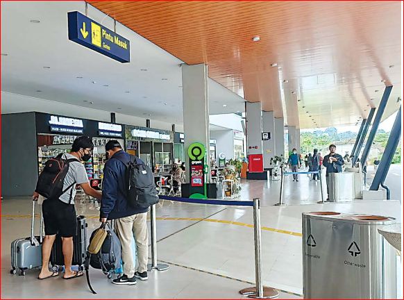 TAK BERPENGARUH: Calon penumpang kereta api menuju pintu masuk di Stasiun Malang Kota Baru kemarin. (Suharto/Radar Malang)