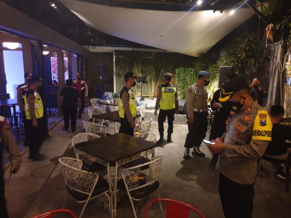 OPERASI PENERTIBAN: Kabagops Polresta Malang Kota Kompol Supiyan saat memimpin razia di salah satu tempat hiburan yang kedapatan melanggar  jam operasional dan  melanggar prokses, Kamis  dini hari (3/3/2022).  (HUMAS POLRESTA MALANG KOTA FOR RADAR MALANG)