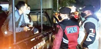 ILUSTRASI: Salah satu pasangan yang diangkut mobil Satpol PP Kota Malang dari kawasan jalur pedestrian Jalan Ijen, Sabtu malam (12/3/2022). (Biyan Mudzaki/Radar Malang)