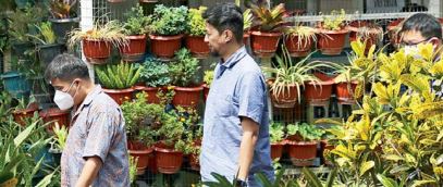 SIDANG KETIGA: Bos Sekolah SPI Julianto Eka Putra (kiri) tiba di Pengadilan Negeri Malang untuk mengikuti sidang pemeriksaan saksi kasus pelecehan seksual kemarin (16/3). (Suharto/Radar Malang)